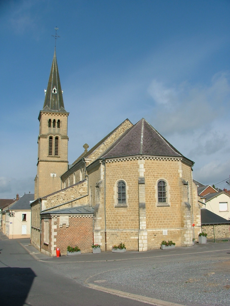 Vue arrière de l'église de Maubert